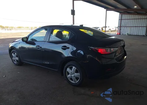 2019 Toyota Yaris L z USA, uszkodzony, nr VIN 3MYDLBYV8KY512247